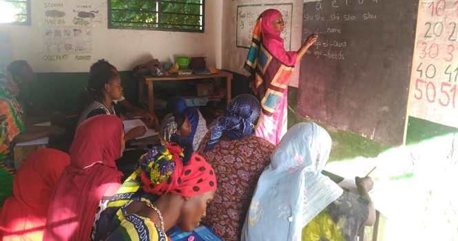 Derechos Humanos, ofrecemos clases de alfabetización a las mujeres en Lamu, Kenia