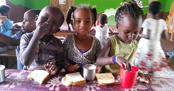 Derechos Humanos, proporcionamos una adecuada alimentación a las niñas y niños en Lamu, Kenia