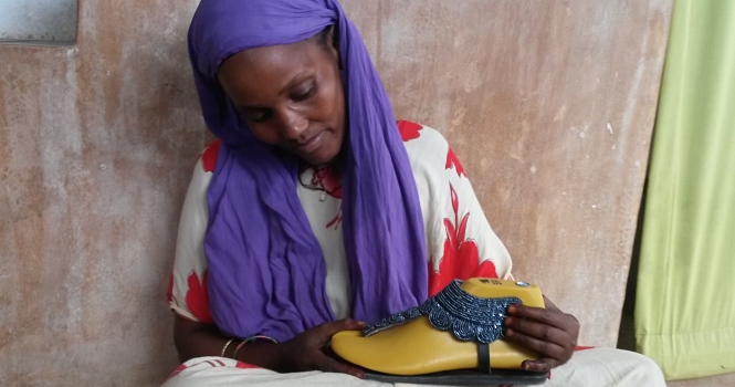 Sandalias Alma en Pena fabricadas de forma artesanal por mujeres de Kenia