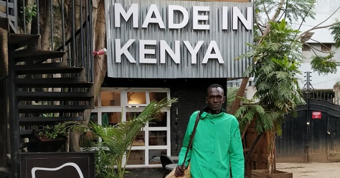 Adhan visitando comercios en Nairobi para promoción y venta de los productos de Comercio Justo de Afikable 
