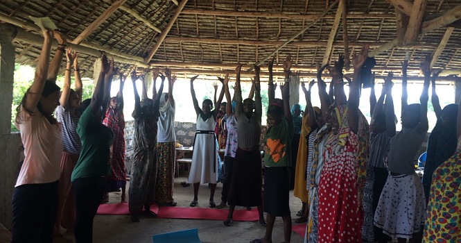 Ejercicios de iniciación al trabajo de higiene y control postural con las mujeres beneficiarias de Afrikable